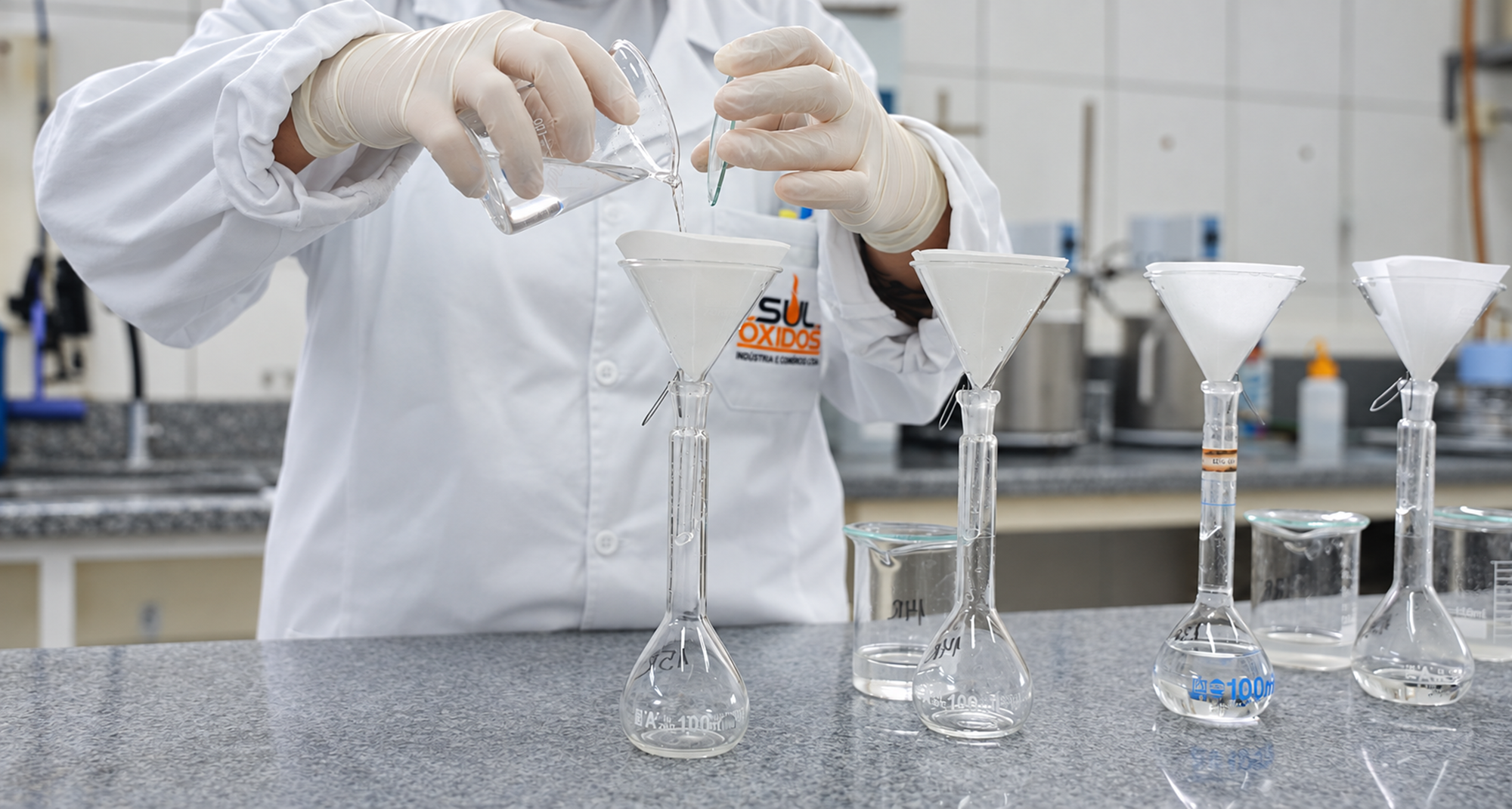 Pesquisadora em laboratório de P&D com reator de bancada